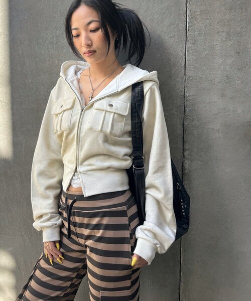 WHO'S WHO gallery（フーズフーギャラリー）の「フラップショートジップフーディ（パーカー・レディース・チャコールグレー/アイボリー/カーキ・FREE）」の5枚目の写真