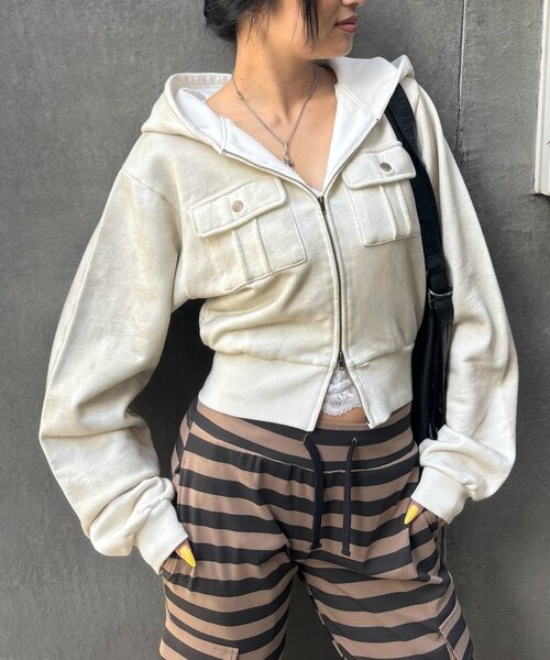 WHO'S WHO gallery（フーズフーギャラリー）の「フラップショートジップフーディ（パーカー・レディース・チャコールグレー/アイボリー/カーキ・FREE）」の6枚目の写真