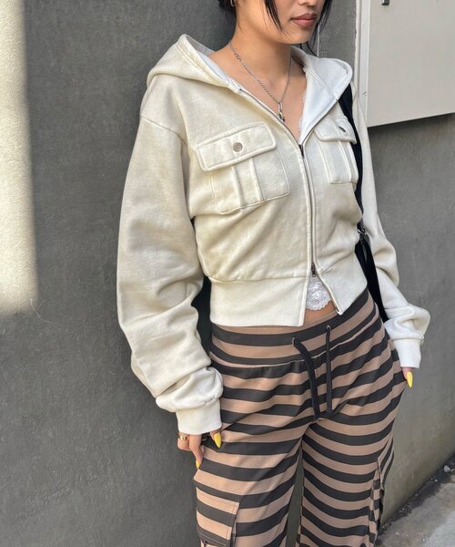 WHO'S WHO gallery（フーズフーギャラリー）の「フラップショートジップフーディ（パーカー・レディース・チャコールグレー/アイボリー/カーキ・FREE）」の7枚目の写真