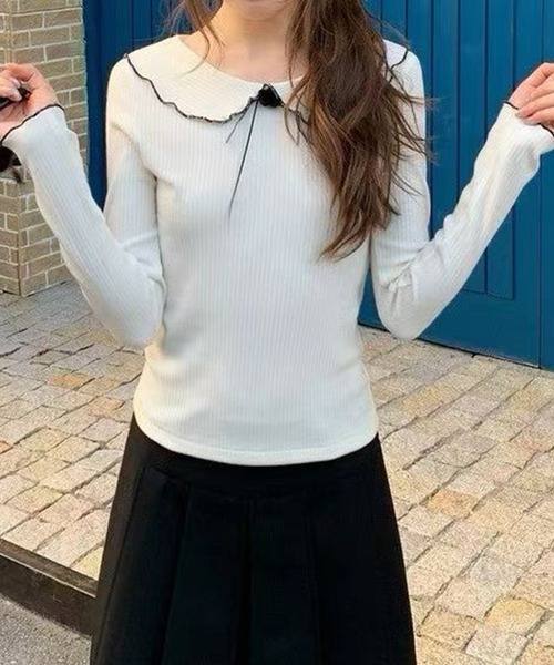 leune(ルネ)の「フラワーモチーフ付き丸襟リブトップス(Tシャツ/カットソー・レディース・ラベンダー/アイボリー・FREE)」の1枚目の写真