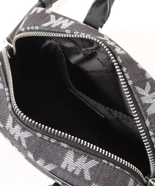 MICHAEL KORS(マイケルコース)の「THOMPSON XS SATCHEL XBODY Crossbody(ショルダーバッグ・レディース・ブラック・FREE)」の4枚目の写真