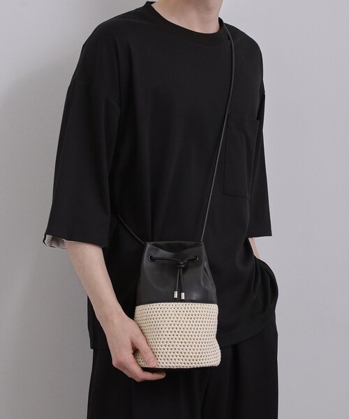tk.TAKEO KIKUCHI(ティーケータケオキクチ)の「【2WAY】巾着ショルダーバッグ(ショルダーバッグ・メンズ・ブラック/ブラック系4/ブラック系/ホワイト系7・00)」の2枚目の写真