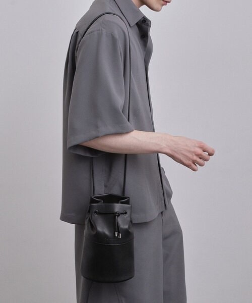 tk.TAKEO KIKUCHI(ティーケータケオキクチ)の「【2WAY】巾着ショルダーバッグ(ショルダーバッグ・メンズ・ブラック/ブラック系4/ブラック系/ホワイト系7・00)」の4枚目の写真