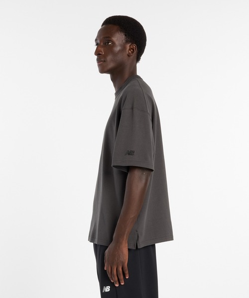 NEW BALANCE（ニューバランス）の「NB GREY プレミアムTシャツ（Tシャツ/カットソー・メンズ・ホワイト/ブラック/ダークブラック・X-LARGE/LARGE/MEDIUM/SMALL/XX-LARGE）」の9枚目の写真