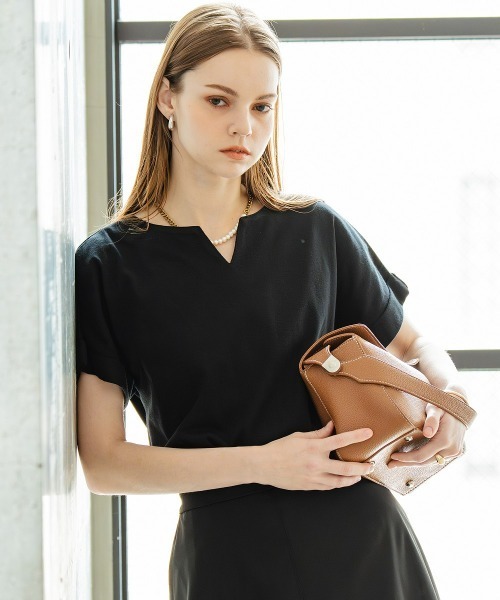 Maison INNESS(メゾンアイネス)の「綿100%バスクキーネックフレンチスリーブプルオーバー(Tシャツ/カットソー・レディース・モカ/チャコールグレー/ブラック・M/S/5L/4L/3L/LL/L)」の2枚目の写真