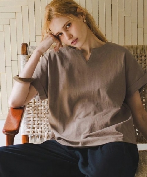 Maison INNESS(メゾンアイネス)の「綿100%バスクキーネックフレンチスリーブプルオーバー(Tシャツ/カットソー・レディース・モカ/チャコールグレー/ブラック・M/S/5L/4L/3L/LL/L)」の11枚目の写真