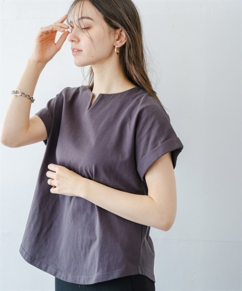 Maison INNESS(メゾンアイネス)の「綿100%バスクキーネックフレンチスリーブプルオーバー(Tシャツ/カットソー・レディース・モカ/チャコールグレー/ブラック・M/S/5L/4L/3L/LL/L)」の4枚目の写真