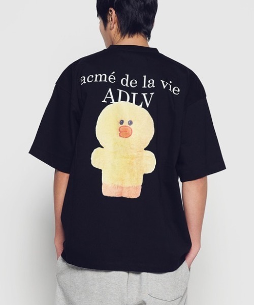 acme de la vie(アクメドラビ)の「【日本未発売/WEB限定】acme de la vie(アクメドラビ)/ラインフレンズ コラボ ベーシック ロゴ Tシャツ 半袖 クルーネック/BASIC LOGO WITH LINE FRIENDS SHORT SLEEVE T-SHIRT(Tシャツ/カットソー・レディース・ホワイト/ブラック/ライトピンク・M/L)」の1枚目の写真
