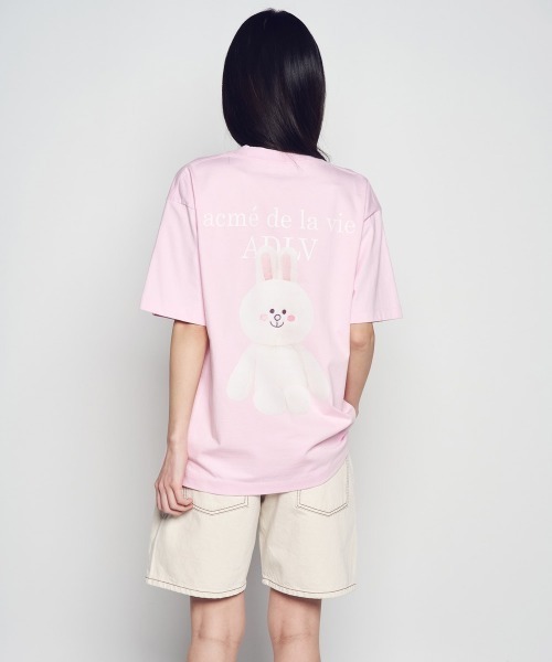 acme de la vie(アクメドラビ)の「【日本未発売/WEB限定】acme de la vie(アクメドラビ)/ラインフレンズ コラボ ベーシック ロゴ Tシャツ 半袖 クルーネック/BASIC LOGO WITH LINE FRIENDS SHORT SLEEVE T-SHIRT(Tシャツ/カットソー・レディース・ホワイト/ブラック/ライトピンク・M/L)」の5枚目の写真