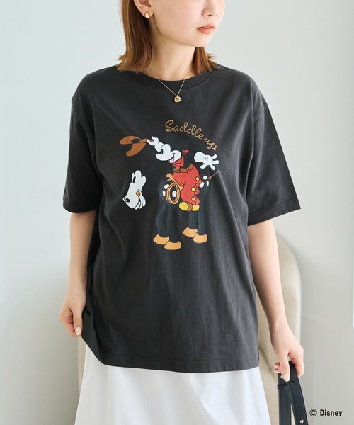 Disney(ディズニー)の「【Disney】別注 <ミッキー>ウエスタン フロッキーバックロゴTシャツ(Tシャツ/カットソー・レディース・オフホワイト/ブラック・LL/M/5L/4L/3L)」の2枚目の写真