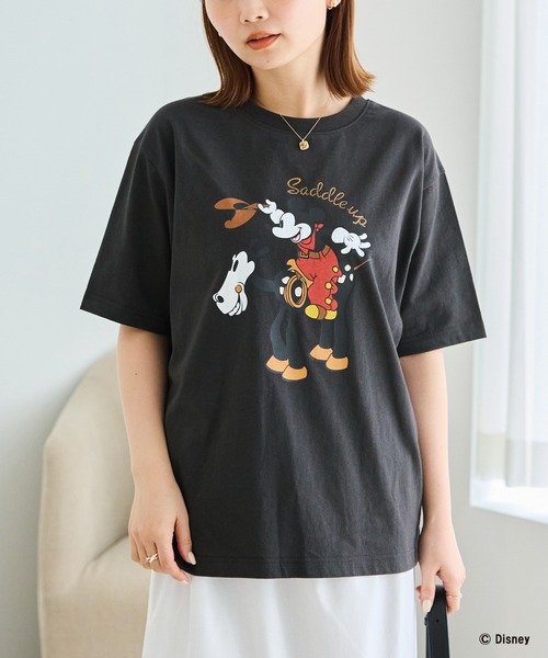 Disney(ディズニー)の「【Disney】別注 <ミッキー>ウエスタン フロッキーバックロゴTシャツ(Tシャツ/カットソー・レディース・オフホワイト/ブラック・LL/M/5L/4L/3L)」の3枚目の写真
