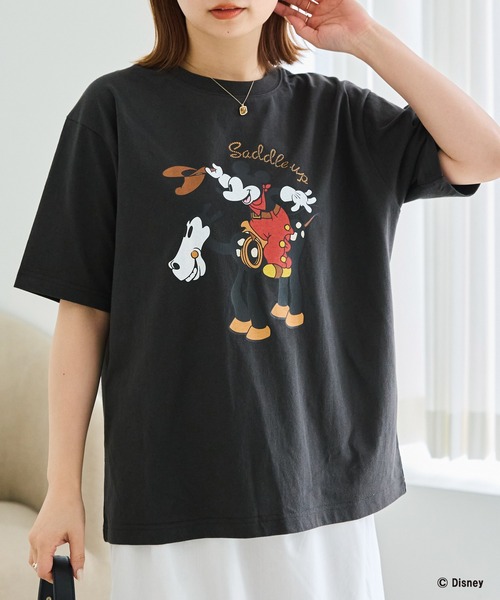 Disney(ディズニー)の「【Disney】別注 <ミッキー>ウエスタン フロッキーバックロゴTシャツ(Tシャツ/カットソー・レディース・オフホワイト/ブラック・LL/M/5L/4L/3L)」の4枚目の写真