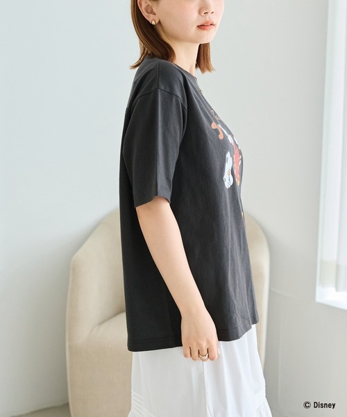 Disney(ディズニー)の「【Disney】別注 <ミッキー>ウエスタン フロッキーバックロゴTシャツ(Tシャツ/カットソー・レディース・オフホワイト/ブラック・LL/M/5L/4L/3L)」の5枚目の写真