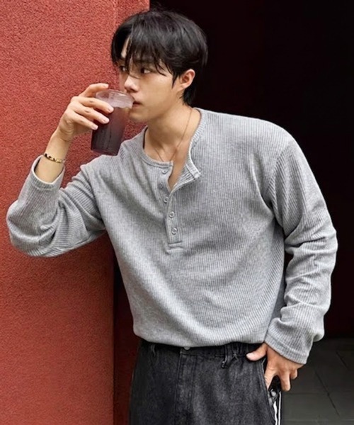 NOWLE(ノウル)の「【NOWLE】5ボタン サーマルテクスチャー リラックス ヘンリーネック 長袖Tシャツ(Tシャツ/カットソー・メンズ・ブラック/ホワイト/グレー・X-LARGE/SMALL/MEDIUM/LARGE)」の3枚目の写真