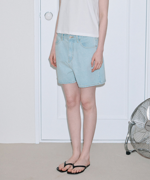 SINOON（シヌーン）の「High-Waist Crop Denim (Light Blue)（デニムパンツ・レディース・ライトブルー・MEDIUM/SMALL）」の2枚目の写真