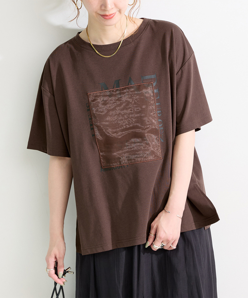 B.C STOCK（ベーセーストック）の「手洗い可 / オーガンジープリントロゴTEE（Tシャツ/カットソー・レディース・アイボリー/ブラウン/チャコールグレー・FREE）」の3枚目の写真