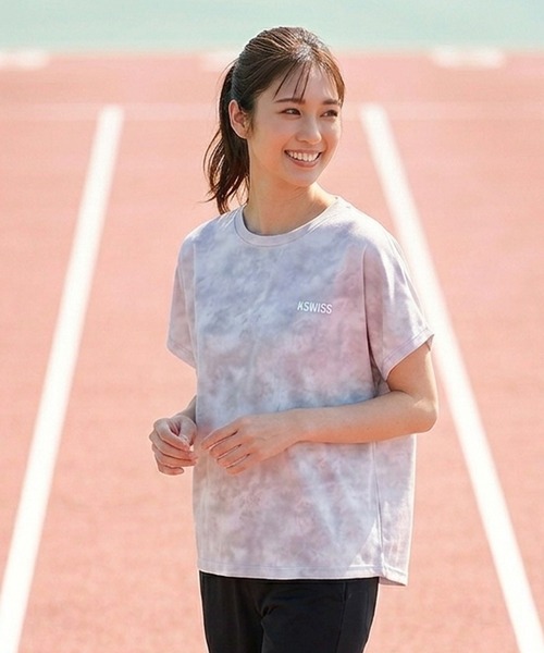 K-SWISS(ケースイス)の「【K-SWISS/ケースイス】KB652 レディース タイダイ柄ドルマンスリーブTシャツ/3色展開|グレー パープル ピンク ゆったり 大人カジュアル スポーティ 夏(Tシャツ/カットソー・レディース・ピンク/パープル/グレー・MEDIUM/X-LARGE/LARGE)」の2枚目の写真