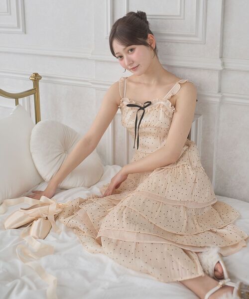 MAJESTIC LEGON（マジェスティックレゴン）の「ティアードフリルロングキャミワンピース（ワンピース・レディース・ベージュ系その他2/ブラック系その他/ホワイト系その他2・SMALL/MEDIUM）」の6枚目の写真