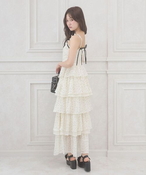 MAJESTIC LEGON（マジェスティックレゴン）の「ティアードフリルロングキャミワンピース（ワンピース・レディース・ベージュ系その他2/ブラック系その他/ホワイト系その他2・SMALL/MEDIUM）」の15枚目の写真