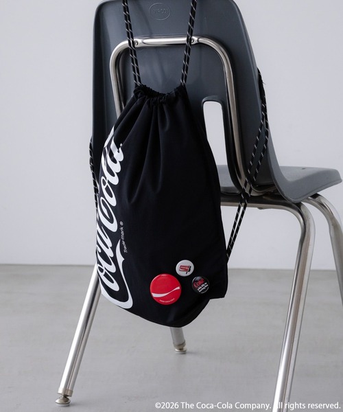 LOWRYS FARM(ローリーズファーム)の「【LFM(U)】Coca-Cola/ナップサック 878212(バックパック/リュック・メンズ・ブラック/レッド・FREE)」の1枚目の写真