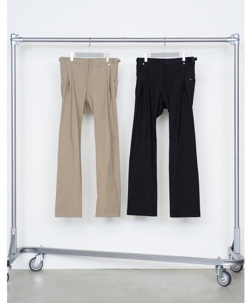 NVRFRGT(ネヴァーフォーゲット)の「3D TWISTED CHINO PANTS(チノパンツ・メンズ・ベージュ/ブラック・3/2/1)」の2枚目の写真