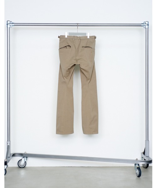 NVRFRGT(ネヴァーフォーゲット)の「3D TWISTED CHINO PANTS(チノパンツ・メンズ・ベージュ/ブラック・3/2/1)」の6枚目の写真