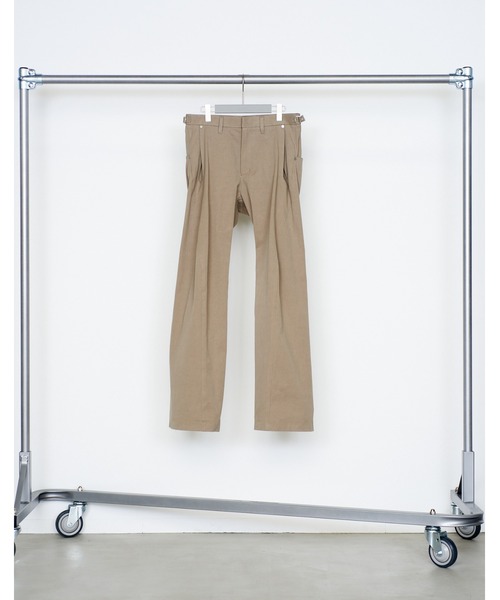 NVRFRGT(ネヴァーフォーゲット)の「3D TWISTED CHINO PANTS(チノパンツ・メンズ・ベージュ/ブラック・3/2/1)」の9枚目の写真