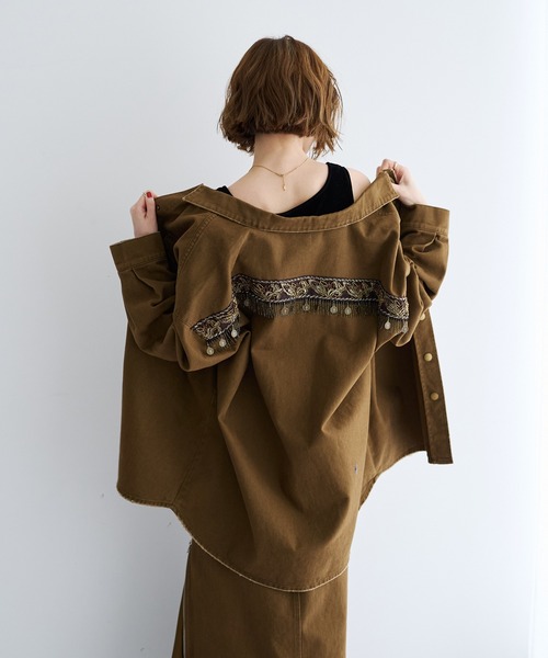 Editt by YECCA VECCA(エディットバイイェッカヴェッカ)の「コインフリンジオーバージャケット【セットアップ対応】(ブルゾン・レディース・キャメル・FREE)」の6枚目の写真