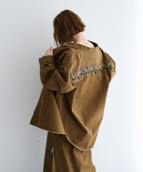 Editt by YECCA VECCA(エディットバイイェッカヴェッカ)の「コインフリンジオーバージャケット【セットアップ対応】(ブルゾン・レディース・キャメル・FREE)」の7枚目の写真