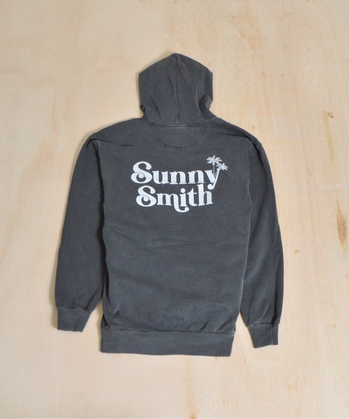 Sunny Smith(サニースミス)の「SunnySmithフロントロゴ刺繍裏起毛ピグメントパーカー(パーカー・メンズ・グリーン/スミクロ・LARGE/MEDIUM)」の2枚目の写真