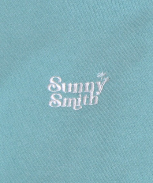 Sunny Smith(サニースミス)の「SunnySmithフロントロゴ刺繍裏起毛ピグメントパーカー(パーカー・メンズ・グリーン/スミクロ・LARGE/MEDIUM)」の3枚目の写真