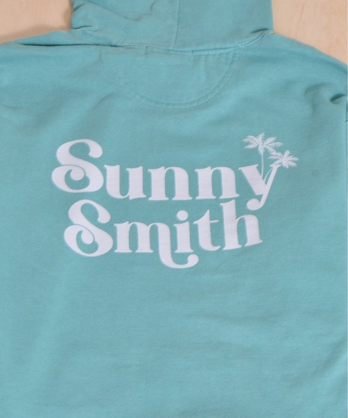 Sunny Smith(サニースミス)の「SunnySmithフロントロゴ刺繍裏起毛ピグメントパーカー(パーカー・メンズ・グリーン/スミクロ・LARGE/MEDIUM)」の5枚目の写真