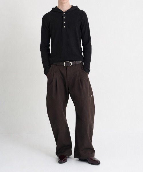 CONZ(コンズ)の「hooded rib long sleeve tee(パーカー・メンズ・ブラック/ライトグレー・2/1/3)」の2枚目の写真