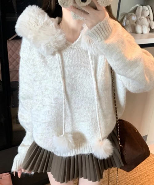 AVYL(アヴィル)の「ファーフードポンポンニットパーカー(ニット/セーター・レディース・ブラウン/ブラック/アイボリー・M)」の2枚目の写真