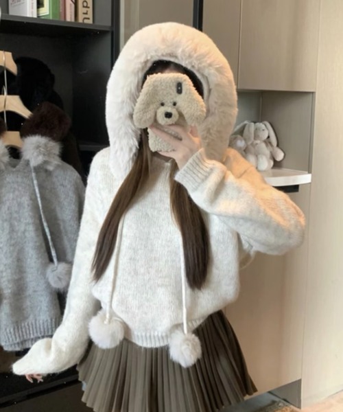 AVYL(アヴィル)の「ファーフードポンポンニットパーカー(ニット/セーター・レディース・ブラウン/ブラック/アイボリー・M)」の4枚目の写真