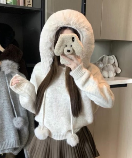 AVYL(アヴィル)の「ファーフードポンポンニットパーカー(ニット/セーター・レディース・ブラウン/ブラック/アイボリー・M)」の6枚目の写真