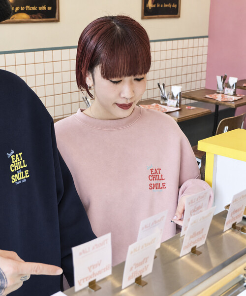 FREAK'S STORE(フリークスストア)の「限定展開 Thats Life SWT クルーネック スウェット(スウェット・メンズ・ブラック/ネイビー/グレー/ピンク・LARGE/SMALL/MEDIUM)」の5枚目の写真