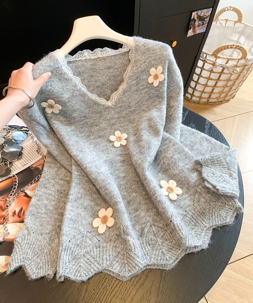 LUCPY（ラクピー）の「フラワーモチーフ Vネックニットプルオーバー（その他トップス・レディース・グレー/アイボリー・SMALL/MEDIUM/LARGE）」の2枚目の写真