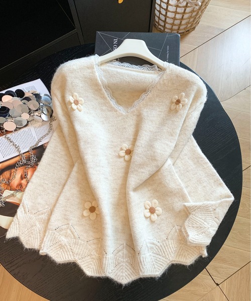 LUCPY（ラクピー）の「フラワーモチーフ Vネックニットプルオーバー（その他トップス・レディース・グレー/アイボリー・SMALL/MEDIUM/LARGE）」の3枚目の写真