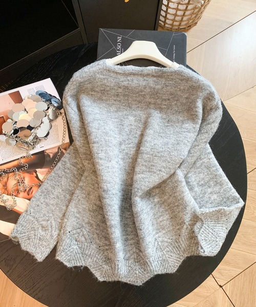 LUCPY（ラクピー）の「フラワーモチーフ Vネックニットプルオーバー（その他トップス・レディース・グレー/アイボリー・SMALL/MEDIUM/LARGE）」の4枚目の写真