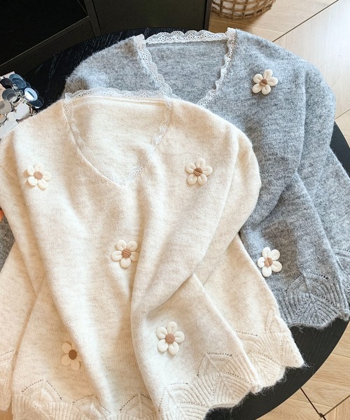 LUCPY（ラクピー）の「フラワーモチーフ Vネックニットプルオーバー（その他トップス・レディース・グレー/アイボリー・SMALL/MEDIUM/LARGE）」の5枚目の写真