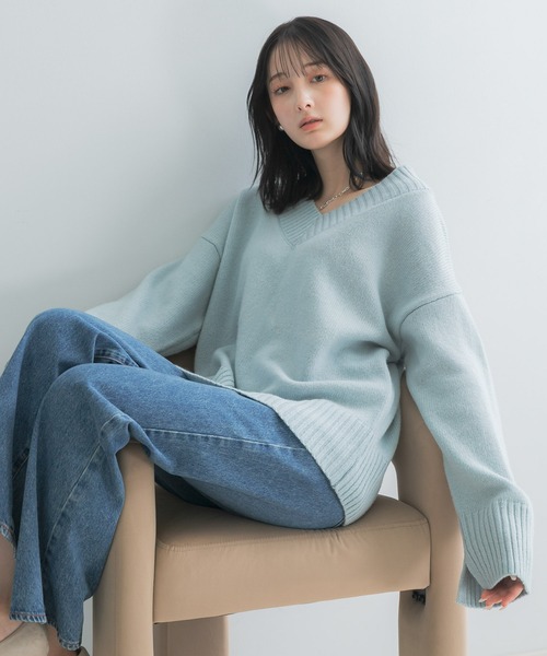 URBAN RESEARCH ROSSO WOMEN(アーバンリサーチ ロッソ)の「『WEB/一部店舗限定』エクストラファインVネックニット(ニット/セーター・レディース・チャコールグレー/オフホワイト/ブルー系その他・FREE)」の1枚目の写真