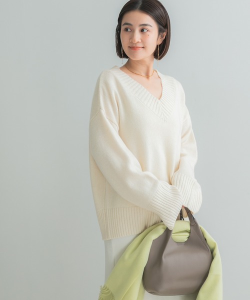 URBAN RESEARCH ROSSO WOMEN(アーバンリサーチ ロッソ)の「『WEB/一部店舗限定』エクストラファインVネックニット(ニット/セーター・レディース・チャコールグレー/オフホワイト/ブルー系その他・FREE)」の2枚目の写真