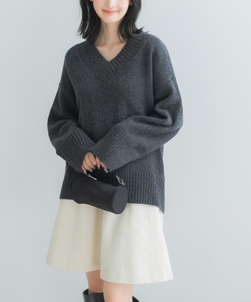 URBAN RESEARCH ROSSO WOMEN(アーバンリサーチ ロッソ)の「『WEB/一部店舗限定』エクストラファインVネックニット(ニット/セーター・レディース・チャコールグレー/オフホワイト/ブルー系その他・FREE)」の3枚目の写真