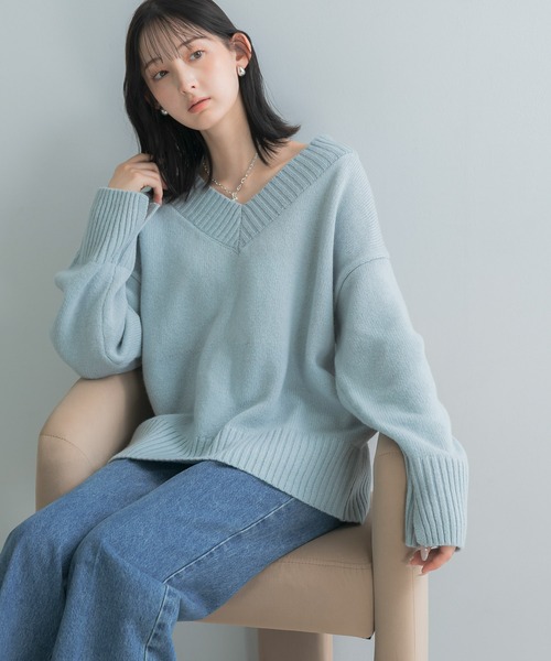 URBAN RESEARCH ROSSO WOMEN(アーバンリサーチ ロッソ)の「『WEB/一部店舗限定』エクストラファインVネックニット(ニット/セーター・レディース・チャコールグレー/オフホワイト/ブルー系その他・FREE)」の4枚目の写真