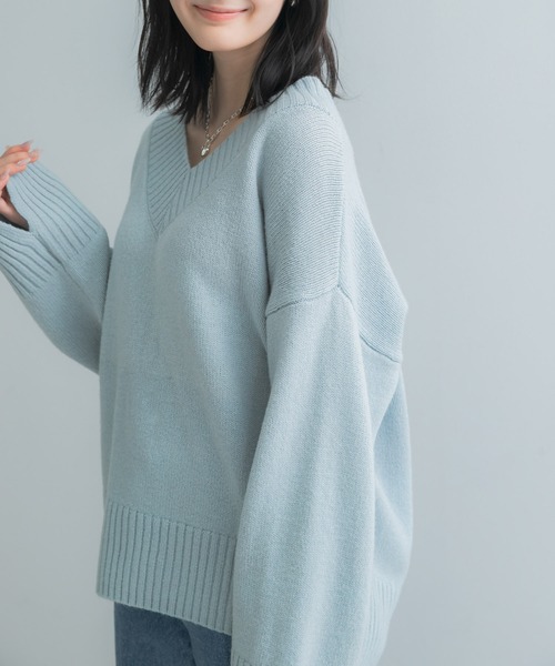 URBAN RESEARCH ROSSO WOMEN(アーバンリサーチ ロッソ)の「『WEB/一部店舗限定』エクストラファインVネックニット(ニット/セーター・レディース・チャコールグレー/オフホワイト/ブルー系その他・FREE)」の5枚目の写真