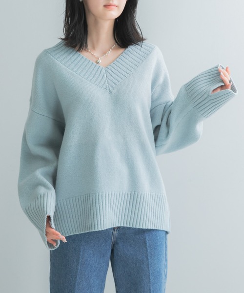 URBAN RESEARCH ROSSO WOMEN(アーバンリサーチ ロッソ)の「『WEB/一部店舗限定』エクストラファインVネックニット(ニット/セーター・レディース・チャコールグレー/オフホワイト/ブルー系その他・FREE)」の6枚目の写真