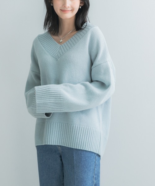 URBAN RESEARCH ROSSO WOMEN(アーバンリサーチ ロッソ)の「『WEB/一部店舗限定』エクストラファインVネックニット(ニット/セーター・レディース・チャコールグレー/オフホワイト/ブルー系その他・FREE)」の7枚目の写真
