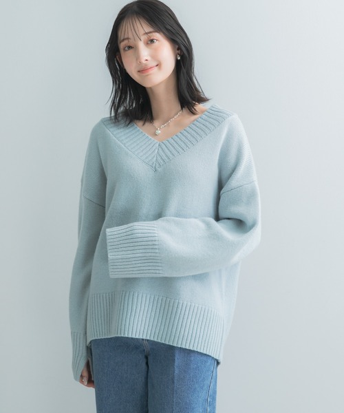 URBAN RESEARCH ROSSO WOMEN(アーバンリサーチ ロッソ)の「『WEB/一部店舗限定』エクストラファインVネックニット(ニット/セーター・レディース・チャコールグレー/オフホワイト/ブルー系その他・FREE)」の8枚目の写真