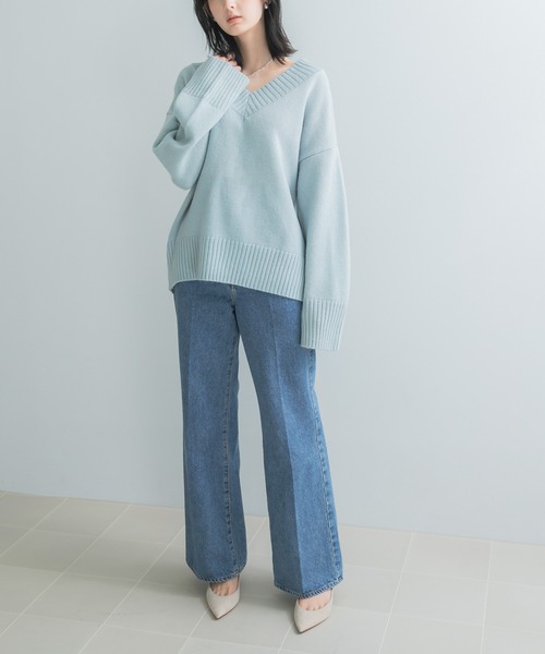 URBAN RESEARCH ROSSO WOMEN(アーバンリサーチ ロッソ)の「『WEB/一部店舗限定』エクストラファインVネックニット(ニット/セーター・レディース・チャコールグレー/オフホワイト/ブルー系その他・FREE)」の10枚目の写真